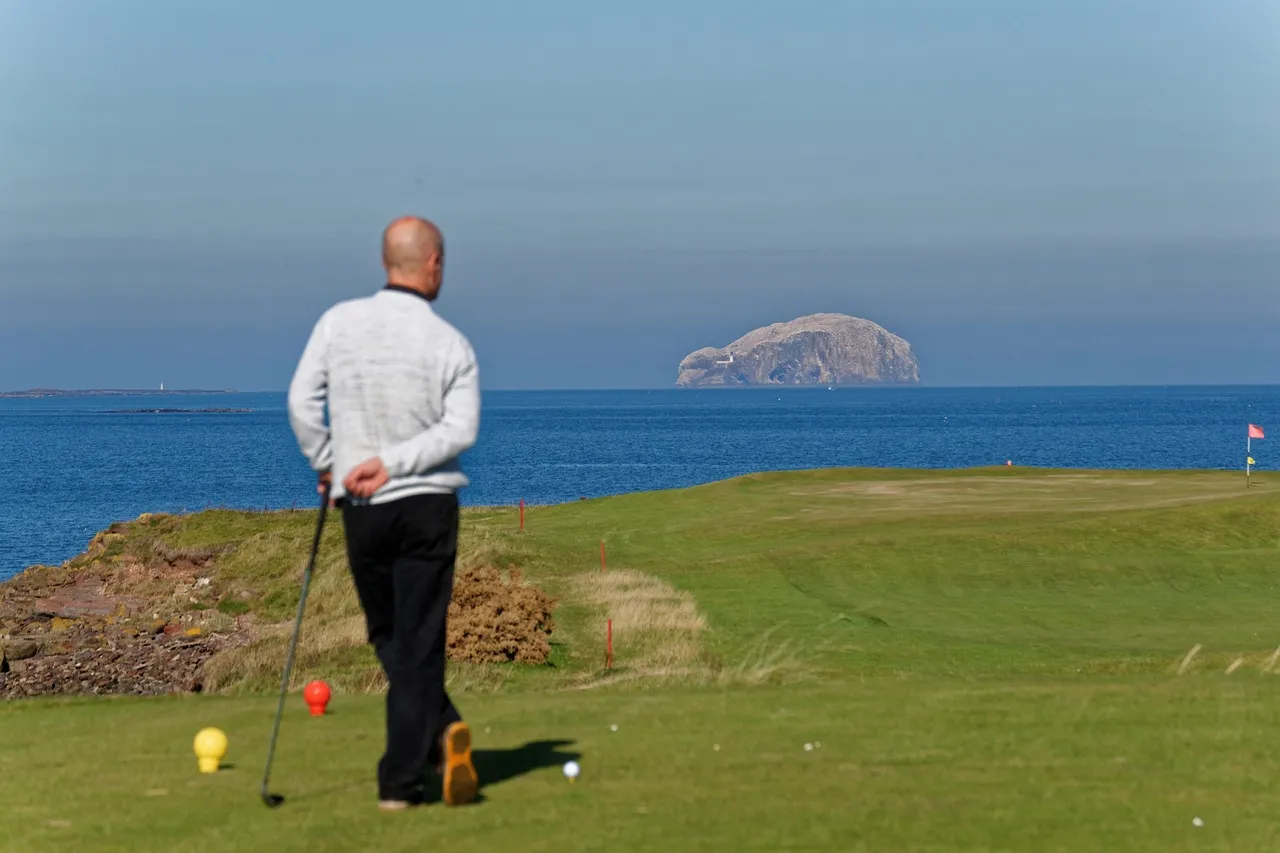 Cómo afecta la humedad de la costa a tu equipo de golf